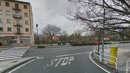 Pierde el control de su coche y choca contra un árbol en la avenida de Aróstegui