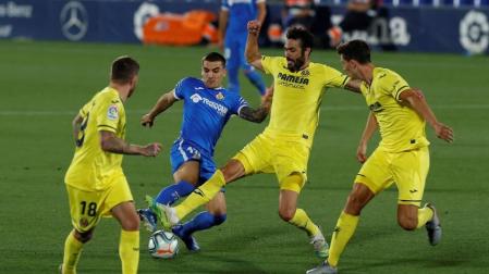 El centrocampista del Villarreal Vicente Iborra (2d) lucha con el uruguayo Mauro Arambarri (2i), del Getafe CF.