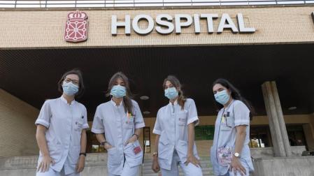 Lucía Simón, Julia Tabuenca, Sara Usechi y Rebeca González frente a la puerta del Hospital Reina Sofía de Tudela.