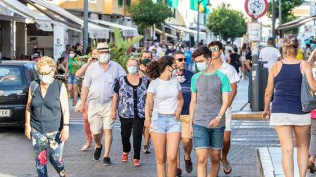 Gente paseando por la calle Ancha de Punta Umbría (Huelva) el 3 de julio de 2020.