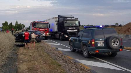 Dos heridos en la colisión de un camión y dos turismos en la N-121 en Tafalla