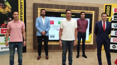 Presentación de La Induráin 2020, con Miguel Induráin en el centro.