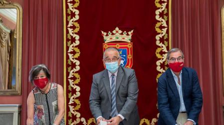 Firma de la cesión de la colección Pi Fernandino al Ayuntamiento de Pamplona.