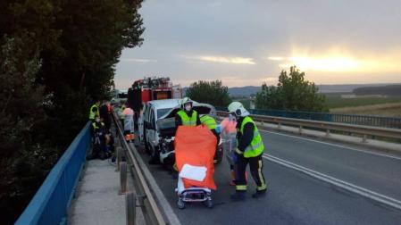 Bomberos trasladan a los heridos en Castejón.