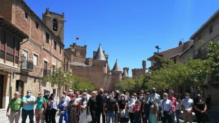 El grupo de VOX, a los pies del castillo de Olite.