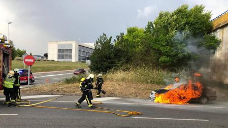 Arde un vehículo, sin que se registren heridos, en la rotonda de Sarriguren