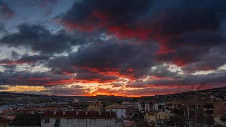Las nubes ganarán protagonismo en las próximas horas en Navarra. En la imagen, Ayegui.