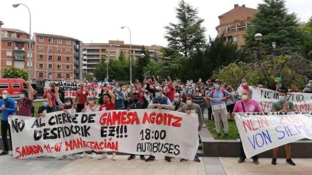 Concentración de trabajadores de Siemens Gamesa de Aoiz frente al Departamento de Desarrollo Económico.