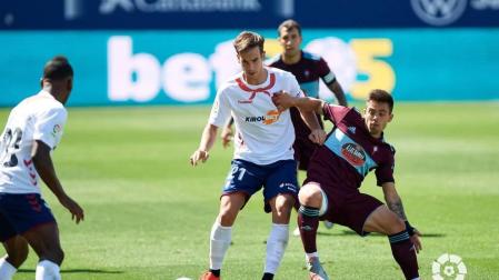 Iñigo Pérez protege el balón en el partido contra el Celta.