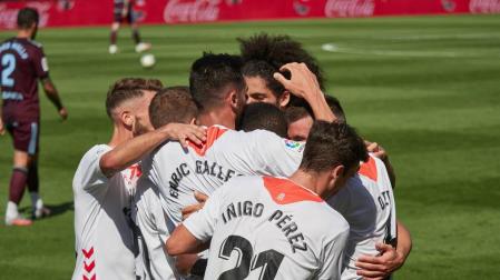 Los jugadores de Osasuna celebran el gol de Enric Gallego.