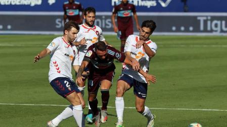 Nacho Vidal y Jon Moncayola tratan de cerrar el paso a Iago Aspas. Arnaiz observa la jugada desde cerca.