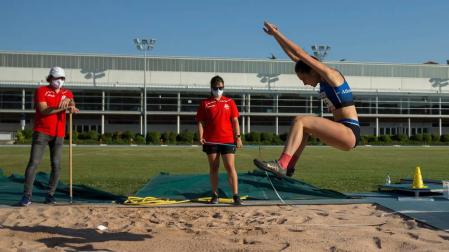 Yaiza Sanz Calvo (Atlético Ardoi) realiza la primera prueba, salto de longitud,  ante la mirada de los jueces.