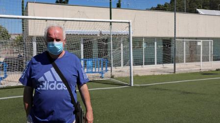 Míchel posa en una de las porterías del campo municipal de Lezkairu. Al fondo, los vestuarios, cerrados desde marzo. Aun así, el campo está en perfectas condiciones.