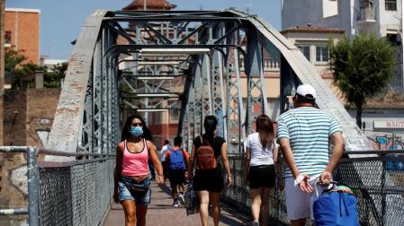 Un brote con más de cien casos de COVID-19 afecta a L'Hospitalet
