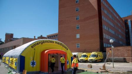 Hospital de campaña montado junto al Hospital Universitario Arnau de Vilanova de Lleida.