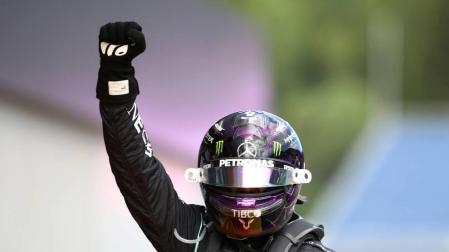 Lewis Hamilton celebra su victoria en el Gran Premio de Estiria.