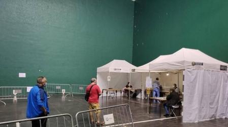 Mascarillas, colas con distancia de seguridad y vigilancia extrema para votar