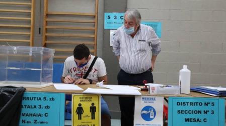 Abren los colegios electorales de Galicia y País Vasco