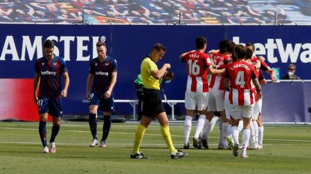 Raúl García mantiene viva la llama europea del Athletic