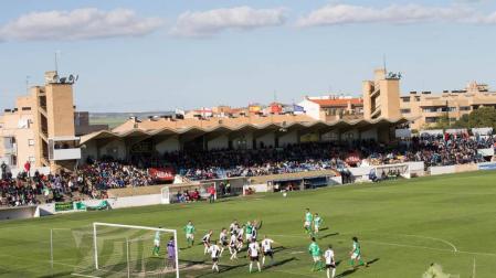 Imagen del estadio Ciudad de Tudela, con la tribuna principal al fondo.