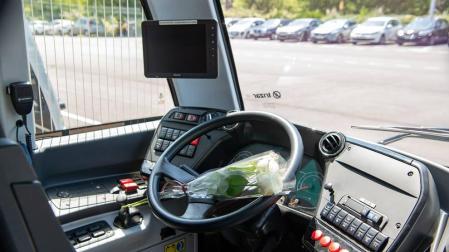 Rosas en la cabina del chófer fallecido en Bayona.