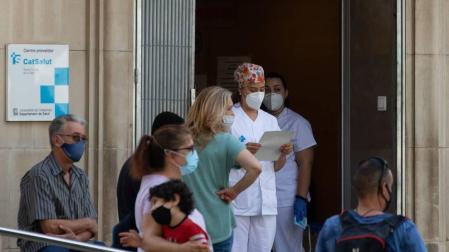 Una enfermera comprueba la lista de pacientes en el CAP Prat de la Riba de Lleida, donde se centraliza la atención a los posibles afectados por la covid-19.