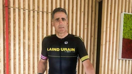 Miguel Induráin, con el maillot conmemorativo.