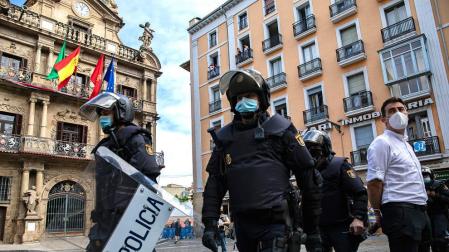 Agentes de Policía Nacional en la plaza Consistorial el pasado 6 de julio.