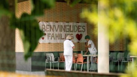 Vista de la residencia de tercera edad del Pla d'Urgell, en Lleida que permanece confinada debido a los rebrotes por el coronavirus.