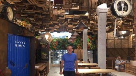 Jorge Goicoechea, el encargado de La Huerta de Chicha posa en el comedor del local.