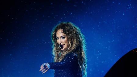Jennifer López se cae en un concierto mientras saludaba a sus seguidores