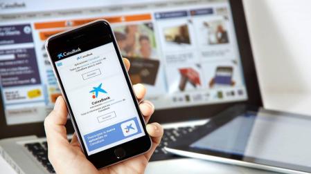 Un cliente, con la App de Caixabank.