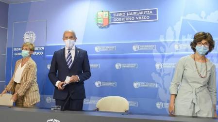 Josu Erkoreka, junto a las consejeras de Desarrollo Económico e Infraestructuras, Arantxa Tapia, (i) y Salud, Nekane Murga.