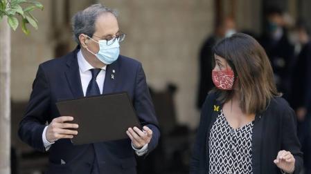 El presidente de la Generalitat, Quim Torra, acompañado por la consellera de la Presidencia, Meritxell Budó.