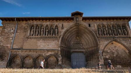 La iglesia del Santo Sepulcro de Estella, el templo cerrado al culto que se alza junto a una amplia explanada.