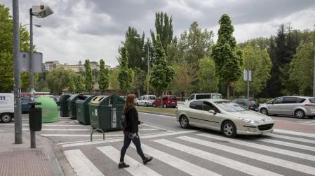 En algunas calles los contenedores impiden la visión del paso de cebra y suponen un peligro para peatones.