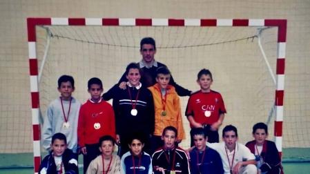Juan Carlos Unzué junto a un equipo en un trofeo celebrado en Orkoien en 2001, cuando regresó a Osasuna.
