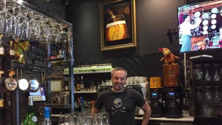 Vasyl Zhuravel, encargado del local, posa tras la barra de 'Artwohl'.