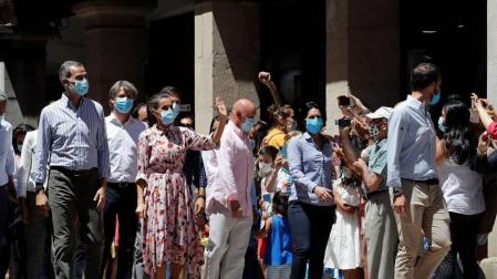 El rey Felipe VI, la reina Letizia saludan a los vecinos durante su recorrido por las calles de Soria este miércoles dentro de su gira por España tras la crisis del coronavirus.