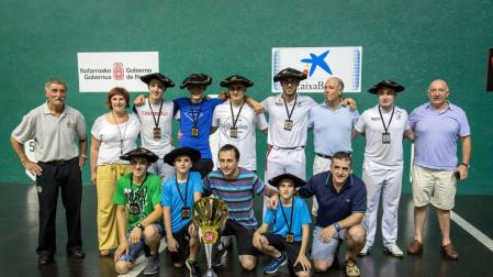 ÚLTIMOS CAMPEONES.  El equipo de Santesteban se hizo con el título el año pasado en el Labrit.