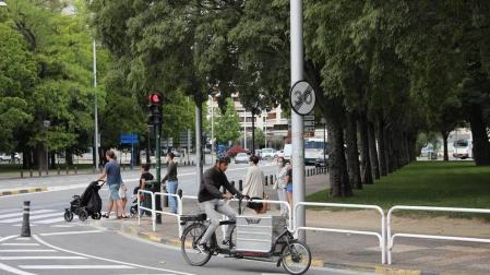 El tráfico y la urgencia llevan al carril bici a pisar zona verde en Antoniutti