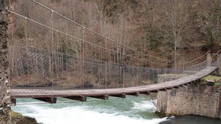 El puente colgante que da nombre a esta ruta en torno al pueblo de Aribe en una fotografía de 2018.