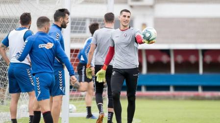 Un sonriente Sergio Herrera coge el balón ante la mirada de Enric Gallego y Oier Sanjurjo, este miércoles en el último entrenamiento previo al partido.