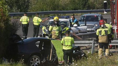 Fallecen una madre y su hijo en un accidente de tráfico en la A6 en Abegondo