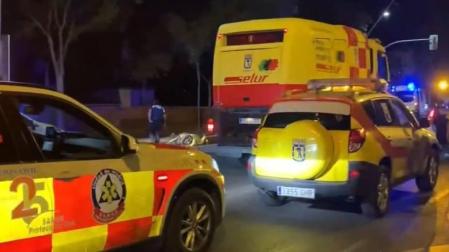 Muere un motorista al chocar contra un semáforo y salir despedido 20 metros