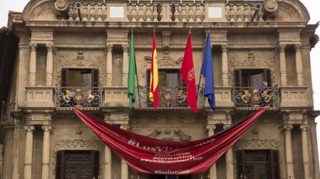 El Ayuntamiento retira el gran pañuelo rojo de su fachada