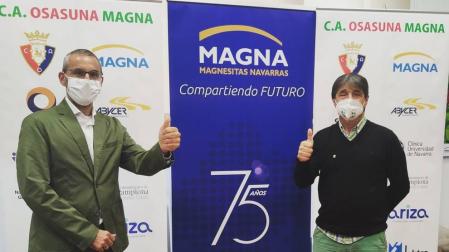 El director general de Magnesitas Navarras, Javier Creixell, y el presidente del CD Xota, Tatono Arregui.