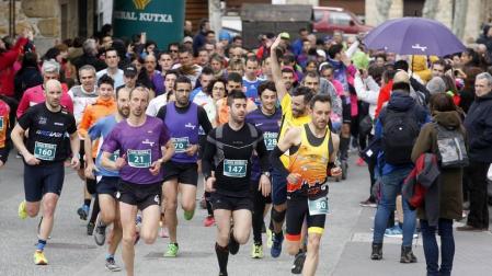 Para completar la inscripción en las carreras de las categorías inferiores había que entregar dos kilos de alimentos o más para donar al comedor social Paris 365. Para la carrera de adultos eran 4 kilos de alimentos.