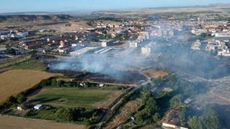 Un incendio afecta a una zona de campo próxima a varias viviendas en Tudela