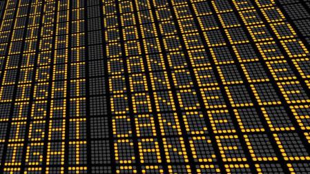 Panel de vuelos cancelados en un aeropuerto.
